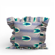 Housse de coussin FEFERE-MTOTO en wax, motif d’oiseaux verts sur fond écru rayé, finition à volants, vue de face.
