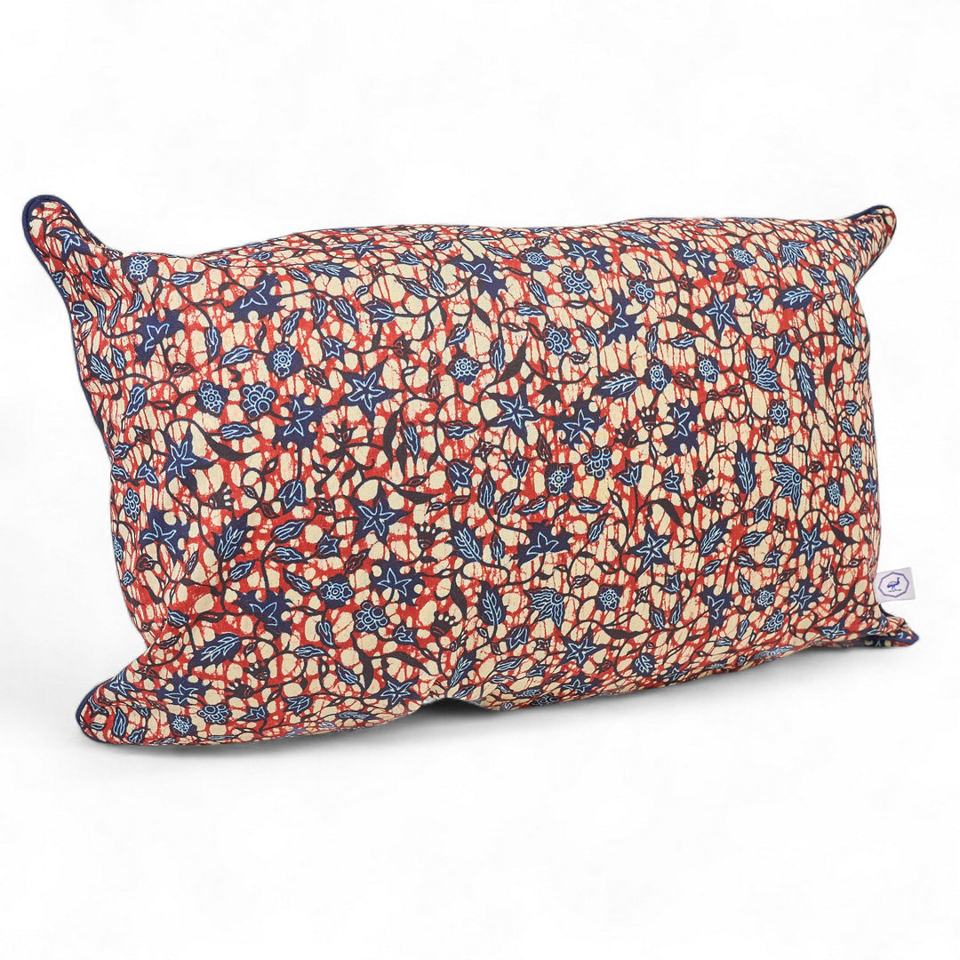 Housse de coussin rectangulaire en wax OSUN-DUMA, 30 x 50 cm. Le motif fleur de piment décliné en bordeaux et bleu marine, apporte une touche ethnique sobre à votre intérieur.
