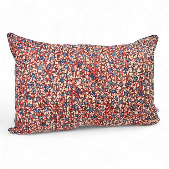 Housse de coussin rectangulaire en wax OSUN-DUMA, 40 x 60 cm. Le motif fleur de piment décliné en bordeaux et bleu marine, apporte une touche ethnique sobre à votre intérieur.
Disponible également en 30 x 50 cm