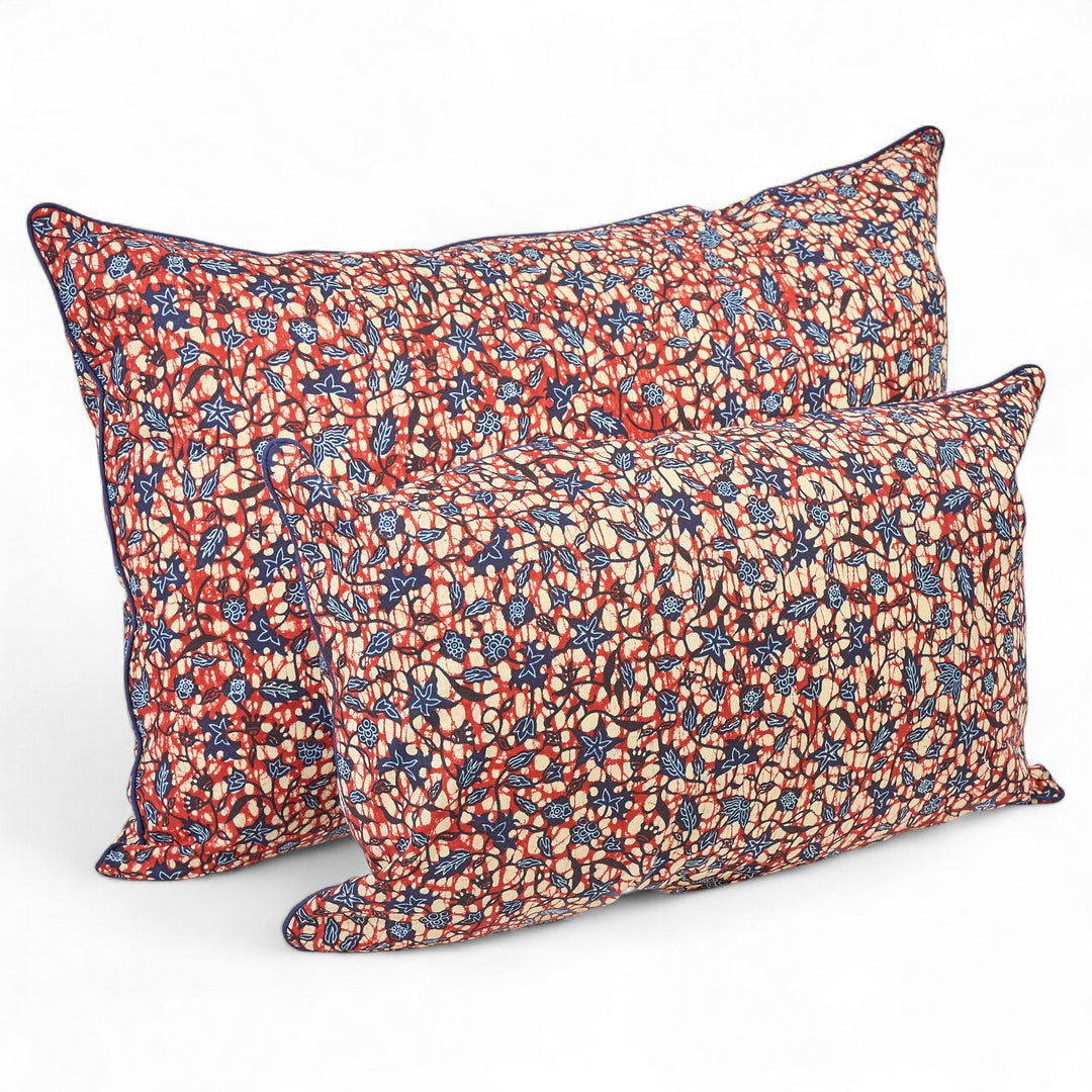 Housses de coussins rectangulaires en wax OSUN-DUMA. Le motif fleur de piment décliné en bordeaux et bleu marine, apporte une touche ethnique sobre à votre intérieur.
Disponibles également en 30 x 50 cm et en 40 x 60 cm.