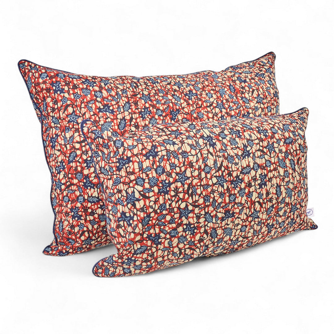 Housses de coussins rectangulaires en wax OSUN-DUMA. Le motif fleur de piment décliné en bordeaux et bleu marine, apporte une touche ethnique sobre à votre intérieur.
Disponibles également en 30 x 50 cm et en 40 x 60 cm.