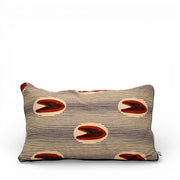 Housse de coussin LONA-MTOTO en wax à motif d’oiseaux rouges sur fond écru rayé, vue de face, format rectangulaire, textile graphique et artisanal.