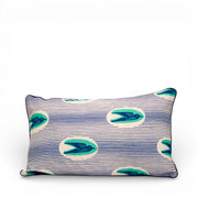 Housse de coussin LONA-MTOTO en wax à motif d’oiseaux verts sur fond écru rayé, vue de face, format rectangulaire, tissu imprimé africain.