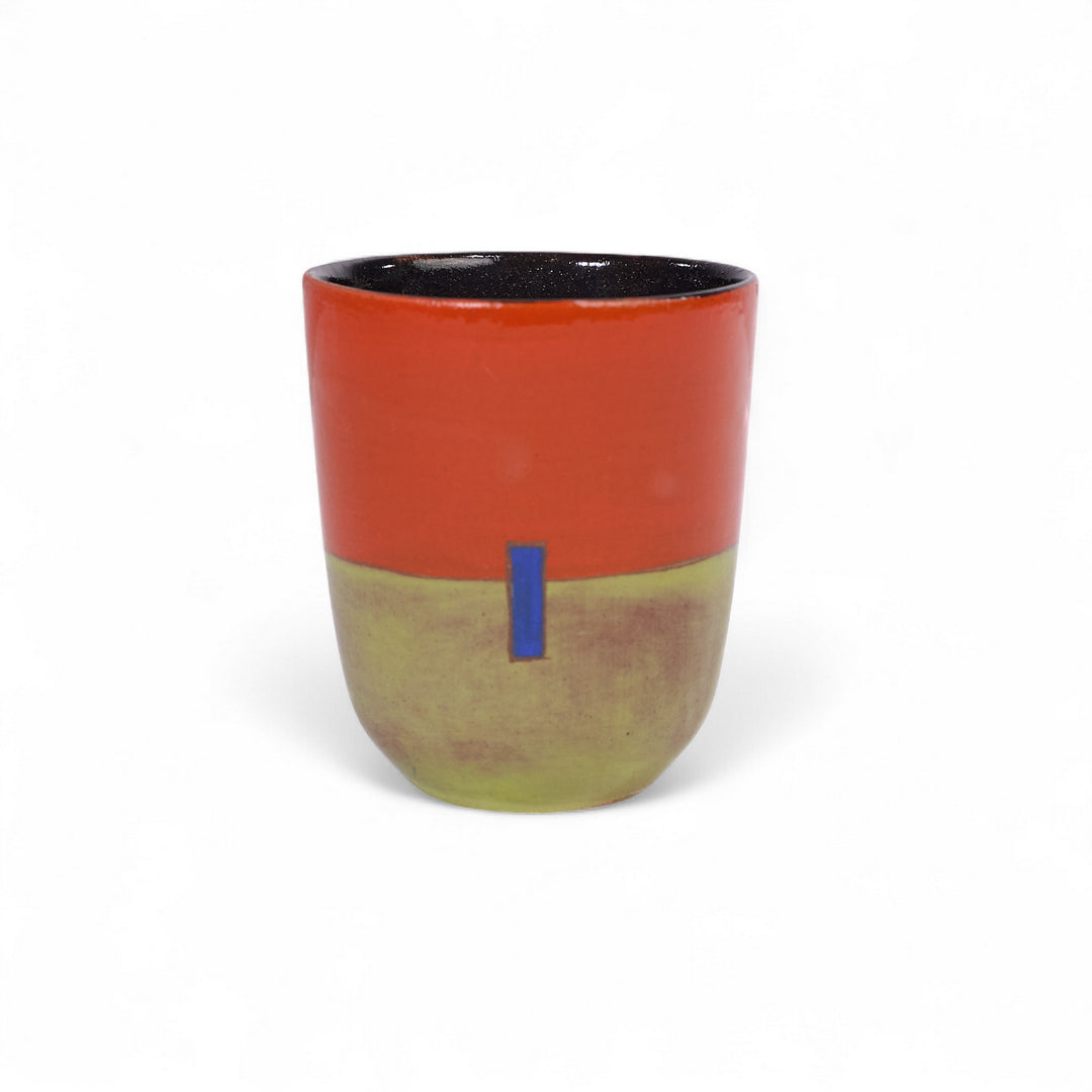 Tasse à thé bicolore CHAI en céramique par la céramiste Sud-Africaine Clementina van der Walt pour Done d'Africa x Studio Matongé.
6,5 cm de diamètre et 8 cm de hauteur, parfait pour vos thés et expresso. 
Disponible en plusieurs combinaisons de couleurs.