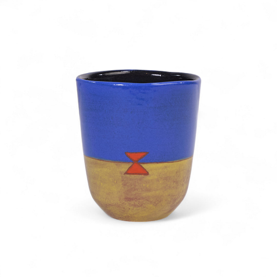 Tasse à thé bicolore CHAI en céramique par la céramiste Sud-Africaine Clementina van der Walt pour Done d'Africa x Studio Matongé.
6,5 cm de diamètre et 8 cm de hauteur, parfait pour vos thés et expresso. 
Disponible en plusieurs combinaisons de couleurs.