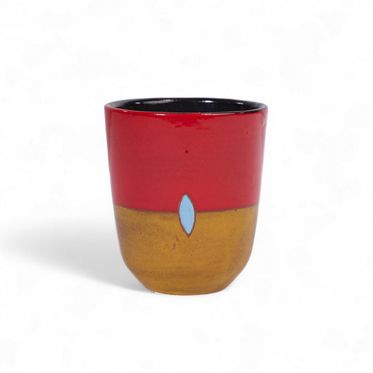 Tasse à thé bicolore CHAI en céramique par la céramiste Sud-Africaine Clementina van der Walt pour Done d'Africa x Studio Matongé.
6,5 cm de diamètre et 8 cm de hauteur, parfait pour vos thés et expresso. 
Disponible en plusieurs combinaisons de couleurs.