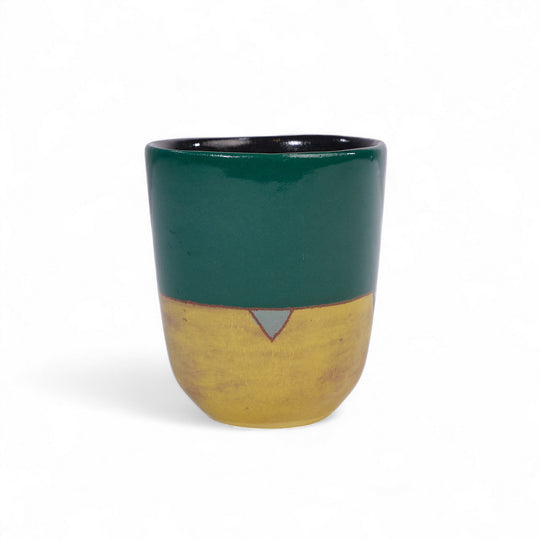 Tasse à thé bicolore CHAI en céramique par la céramiste Sud-Africaine Clementina van der Walt pour Done d'Africa x Studio Matongé.
6,5 cm de diamètre et 8 cm de hauteur, parfait pour vos thés et expresso. 
Disponible en plusieurs combinaisons de couleurs.