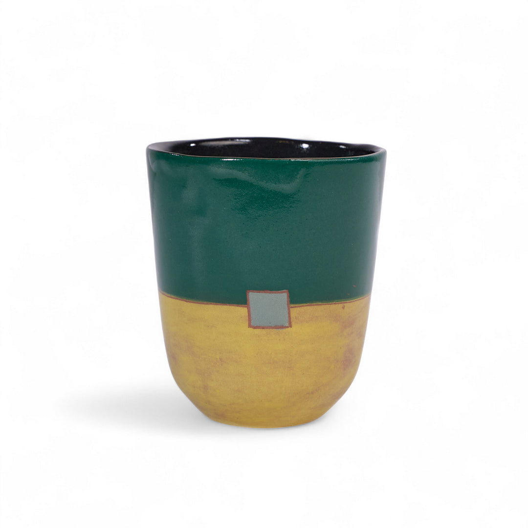 Tasse à thé bicolore CHAI en céramique par la céramiste Sud-Africaine Clementina van der Walt pour Done d'Africa x Studio Matongé.
6,5 cm de diamètre et 8 cm de hauteur, parfait pour vos thés et expresso. 
Disponible en plusieurs combinaisons de couleurs.