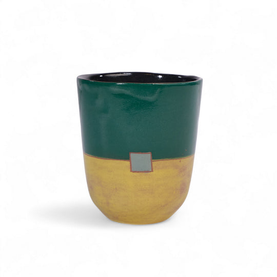 Tasse à thé bicolore CHAI en céramique par la céramiste Sud-Africaine Clementina van der Walt pour Done d'Africa x Studio Matongé.
6,5 cm de diamètre et 8 cm de hauteur, parfait pour vos thés et expresso. 
Disponible en plusieurs combinaisons de couleurs.