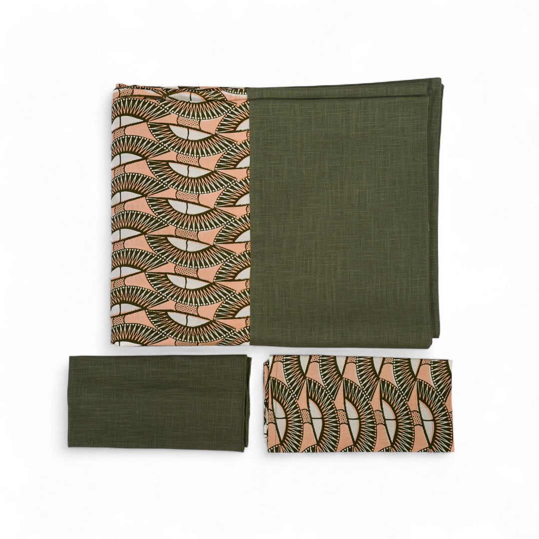 Nappe GIDA_SENI pliée sur fond blanc. Bord en lin kaki et centre en wax kaki,, rose et blanc.
ici avec les serviettes SAVUTI et AYO. 
disponible en format carré (130 x 130 cm) ou rectangulaire (158 x 250 cm) .

