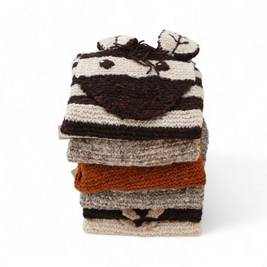 Adorables tapis animaux en pure laine pour chambre d'enfants. Ici en pile,  les tapis zèbre, tapis loup gris, tapis renard, tapis ours brun, tapis ours polaire. Nos tapis sont entièrement faits main par les femmes artisans de notre coopérative kényane.  