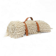 Porte-plaid en cuir cognac fait main par Studio Matongé x Larfeuille. 
Parfait pour ranger ou emporter partout son plaid TANGGOOR ou son couvre-pieds FUNTENI par exemple. 