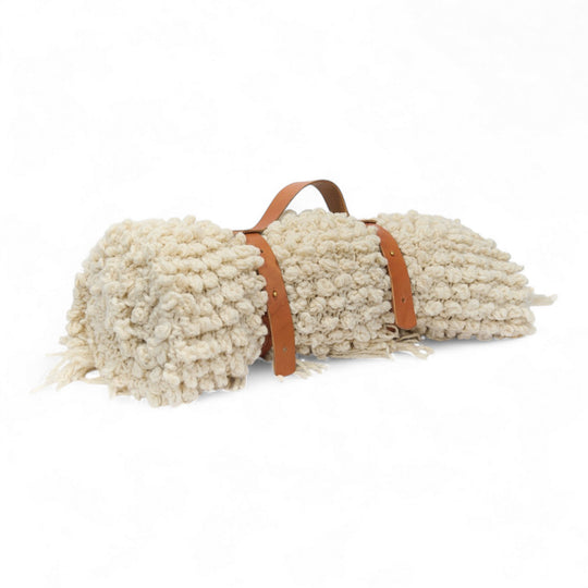 Porte-plaid en cuir cognac fait main par Studio Matongé x Larfeuille. 
Parfait pour ranger ou emporter partout son plaid TANGGOOR ou son couvre-pieds FUNTENI par exemple. 