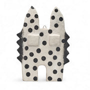 Masque animal blanc à pois noirs. Fait main en papier mâché par la coopérative Quazi Design en Eswatini. 