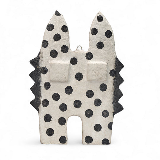 Masque animal blanc à pois noirs. Fait main en papier mâché par la coopérative Quazi Design en Eswatini. 