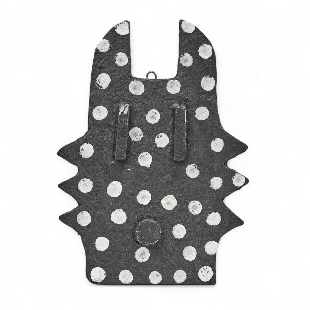 Masque animal noir à pois blancs. Fait main en papier mâché par la coopérative Quazi Design en Eswatini. 