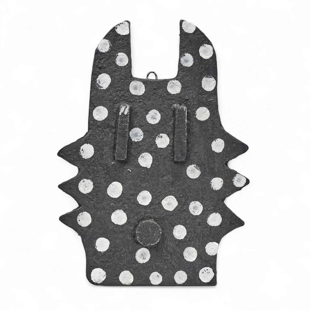 Masque animal noir à pois blancs. Fait main en papier mâché par la coopérative Quazi Design en Eswatini. 