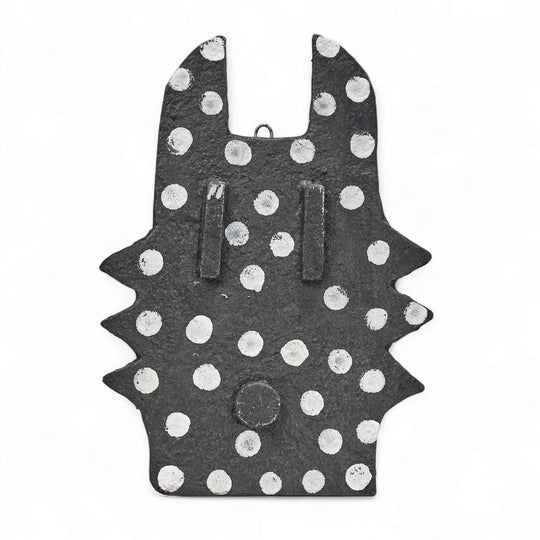 Masque animal noir à pois blancs. Fait main en papier mâché par la coopérative Quazi Design en Eswatini. 