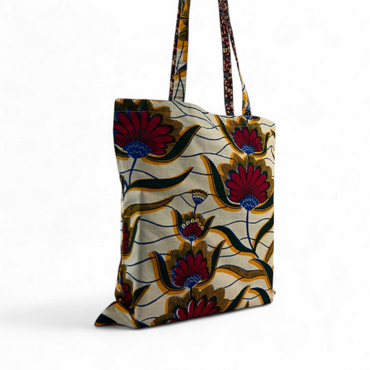 Tote bag réversible ILANGA en wax. Confectionné à la main en Belgique dans des ateliers de réinsertions professionnelle. Pur coton. Ici en combinaison florale et bordeaux. 