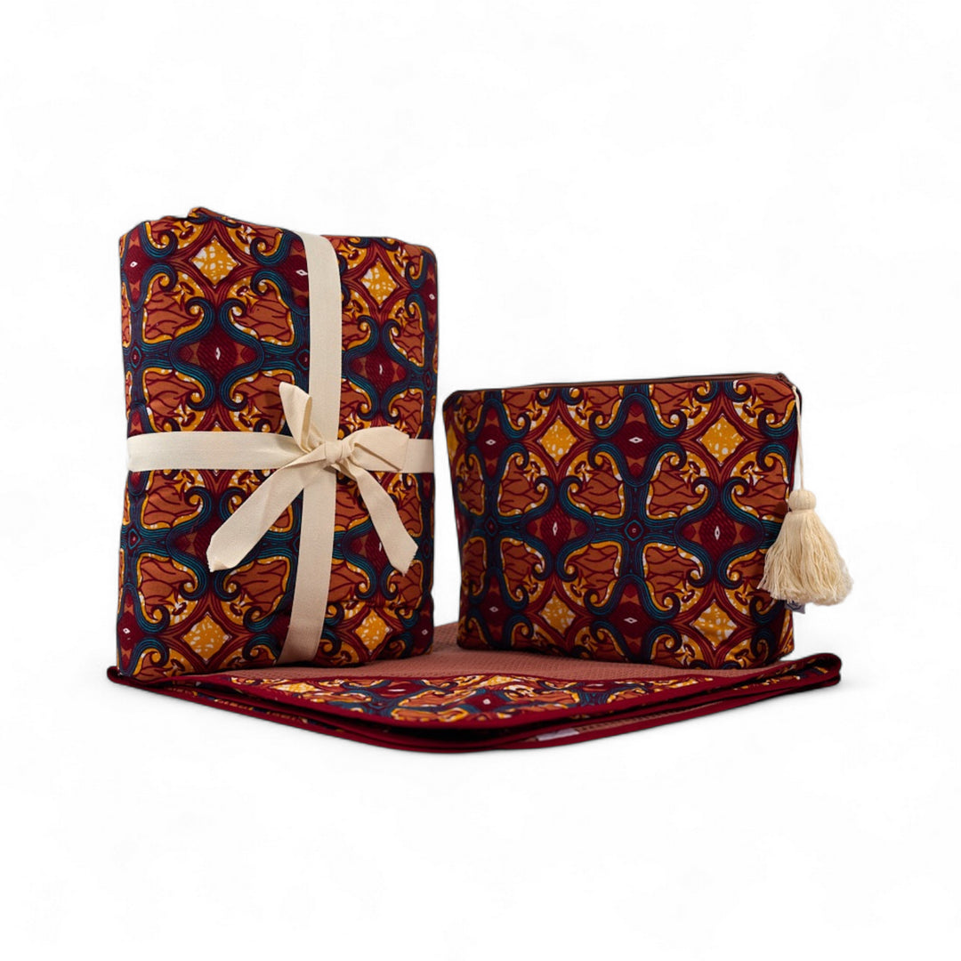 Set bébé en wax de coton MALAIKA composé : 
- d'un édredon en wax et double gaze de coton
- d'une trousse de toilette et d'une cape de bain en wax et piqué de coton gaufré nid d'abeille. 