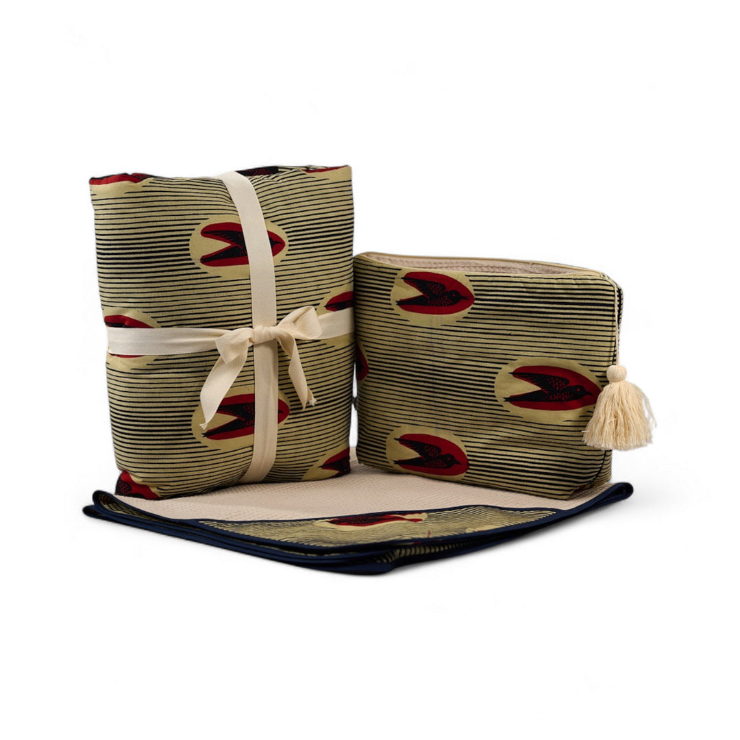 Set bébé en wax de coton MTOTO composé : 
- d'un édredon en wax et double gaze de coton
- d'une trousse de toilette et d'une cape de bain en wax et piqué de coton gaufré nid d'abeille. 