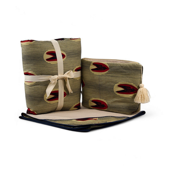 Set bébé en wax de coton MTOTO composé : 
- d'un édredon en wax et double gaze de coton
- d'une trousse de toilette et d'une cape de bain en wax et piqué de coton gaufré nid d'abeille. 