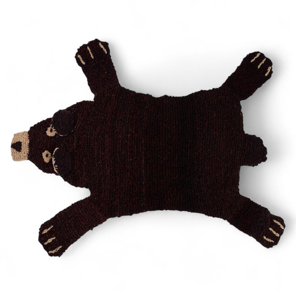 BEARY, tapis ours brun fait main en pure laine mérinos. Parfait en tapis ou descente de lit dans une chambre d'enfant ou une salle de jeu. Sa laine est si douce que vous pouvez aussi l'utiliser en petite couverture pour les petits. 