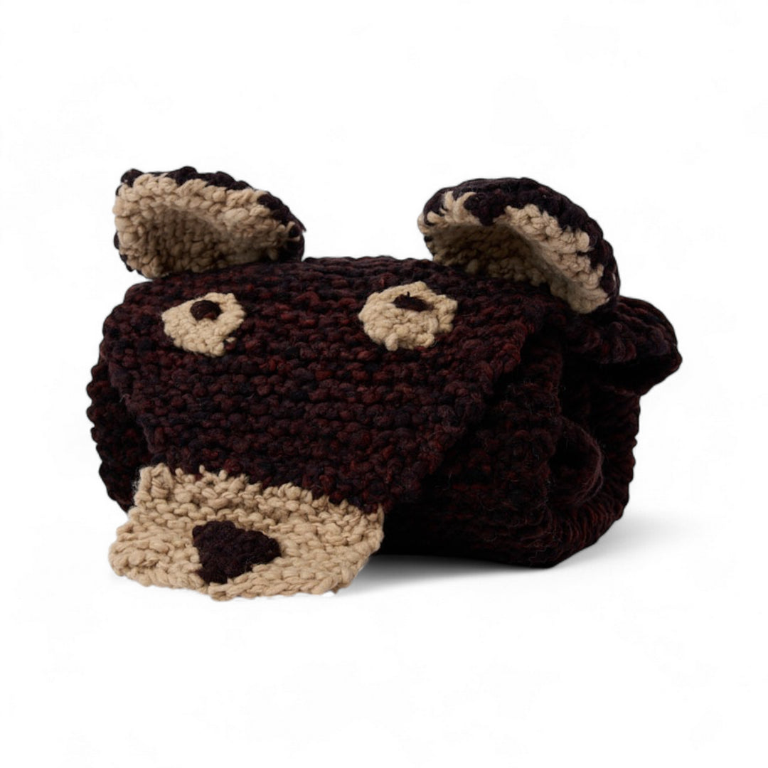 BEARY, tapis ours brun fait main en pure laire mérinos. Parfait en tapis ou descente de lit dans une chambre d'enfant ou une salle de jeu. Sa laine est si douce que vous pouvez aussi l'utiliser en petite couverture pour les petits. 