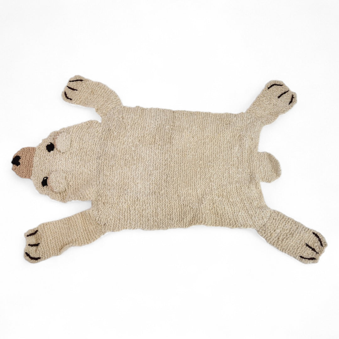 BEBEAR, tapis ours polaire fait main en pure laine mérinos crème. Parfait en tapis ou descente de lit dans une chambre d'enfant ou une salle de jeu. Sa laine est si douce que vous pouvez aussi l'utiliser en petite couverture pour les petits . C'est vous qui décidez.