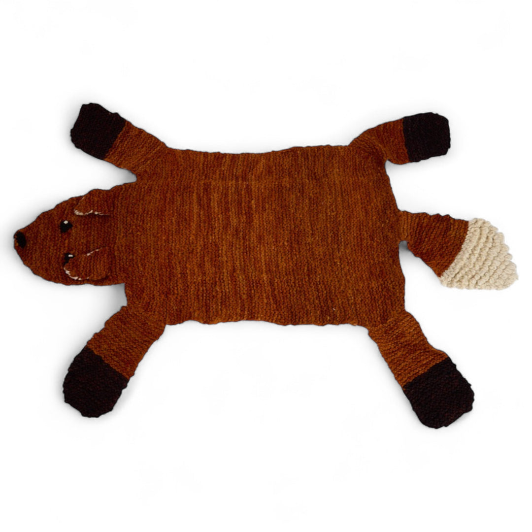 FOXY, tapis renard fait main en pure laine mérinos. Parfait en tapis ou descente de lit dans une chambre d'enfant ou une salle de jeu. Sa laine est si douce que vous pouvez aussi l'utiliser en petite couverture pour les petits . C'est vous qui décidez.