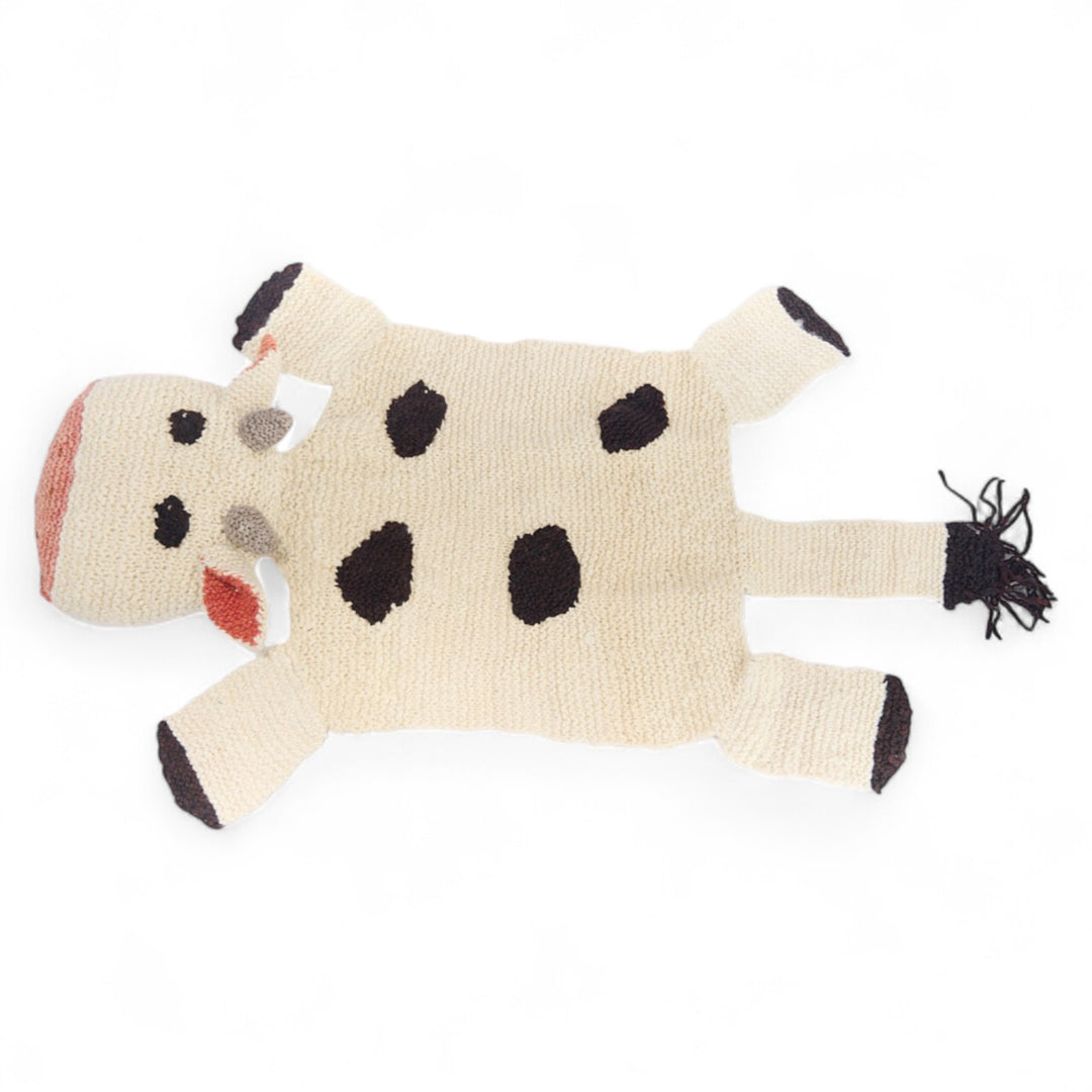 MOOSHY, tapis vache fait main en pure laine mérinos. Parfait en tapis ou descente de lit dans une chambre d'enfant ou une salle de jeu. Sa laine est si douce que vous pouvez aussi l'utiliser en petite couverture pour les petits. C'est vous qui décidez. 