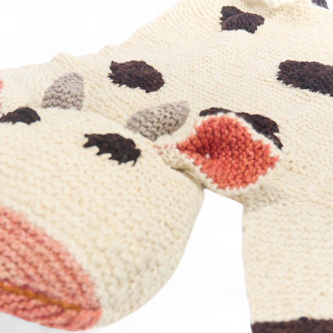 MOOSHY, tapis vache fait main en pure laine mérinos. Parfait en tapis ou descente de lit dans une chambre d'enfant ou une salle de jeu. Sa laine est si douce que vous pouvez aussi l'utiliser en petite couverture pour les petits. C'est vous qui décidez. 