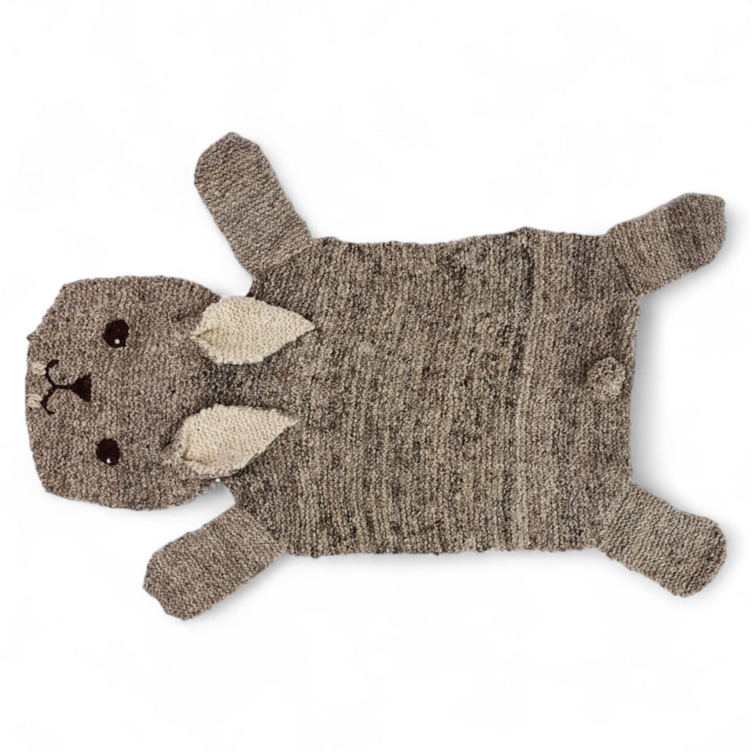 PETER, tapis lapin fait main en pure laine mérinos. Parfait en tapis ou descente de lit dans une chambre d'enfant ou une salle de jeu. Sa laine est si douce que vous pouvez aussi l'utiliser en petite couverture pour les petits. C'est vous qui décidez. 