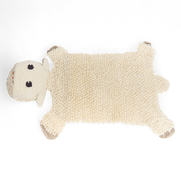 SHEEPY, tapis mouton fait main en pure laine mérinos. Parfait en tapis ou descente de lit dans une chambre d'enfant ou une salle de jeu. Sa laine est si douce que vous pouvez aussi l'utiliser en petite couverture pour les petits. C'est vous qui décidez. 
