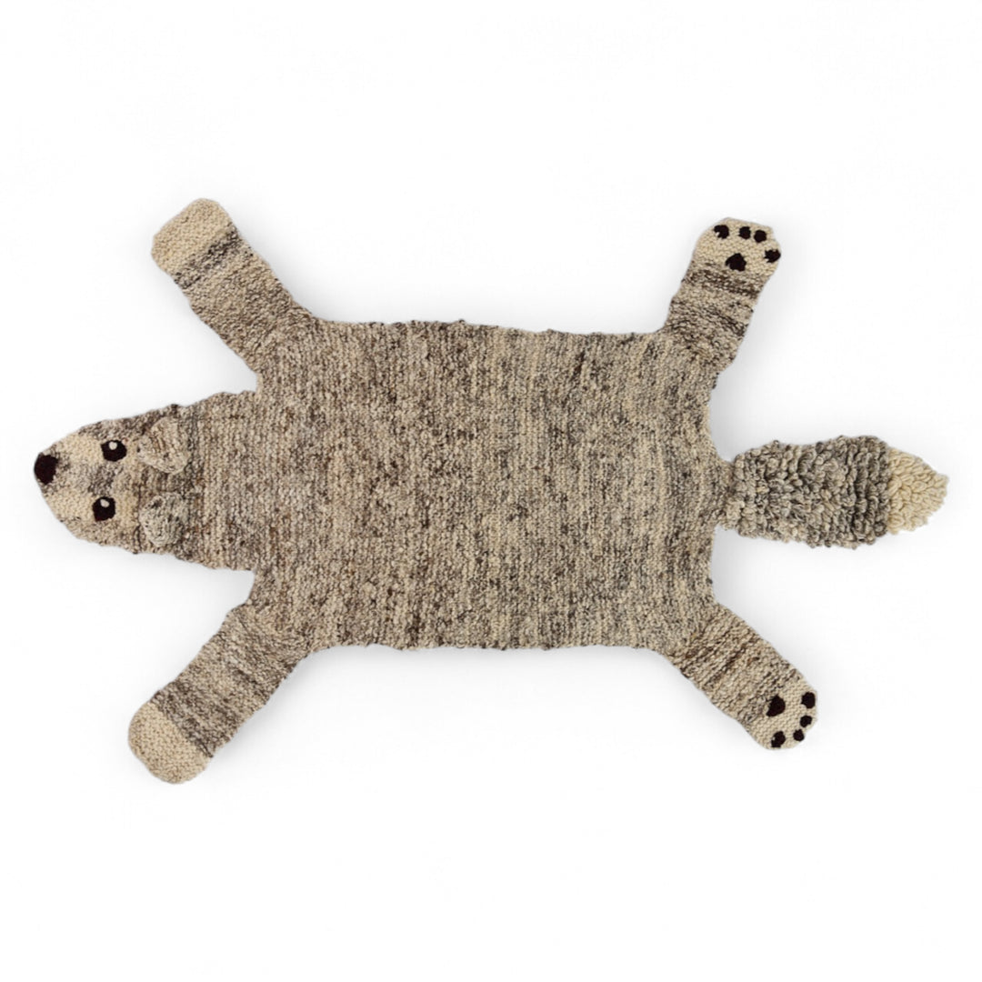 WOOLFY, tapis loup fait main en pure laine mérinos. Parfait en tapis ou descente de lit dans une chambre d'enfant ou une salle de jeu. Sa laine est si douce que vous pouvez aussi l'utiliser en petite couverture pour les petits .  C'est vous qui décidez. 