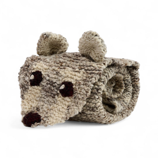 WOOLFY, tapis loup fait main en pure laine mérinos. Parfait en tapis ou descente de lit dans une chambre d'enfant ou une salle de jeu. Sa laine est si douce que vous pouvez aussi l'utiliser en petite couverture pour les petits .  C'est vous qui décidez. 