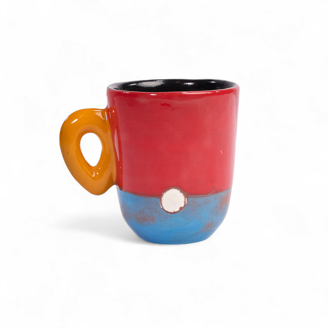 Tasse à café bicolore MARABA en céramique par la céramiste Sud-Africaine Clementina van der Walt pour Done d'Africa x Studio Matongé.
6,5 cm de diamètre et 8 cm de hauteur, parfait pour vos expresso. 
Ici en combinaison Bleu Outremer & Coquelicot.
Pièces uniques : motif central et couleur de l'anse aléatoires. 