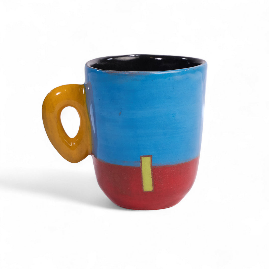 Tasse à café bicolore MARABA en céramique par la céramiste Sud-Africaine Clementina van der Walt pour Done d'Africa x Studio Matongé.
6,5 cm de diamètre et 8 cm de hauteur, parfait pour vos expresso. 
Ici en combinaison Bleu Céruléen & Coquelicot.
Pièces uniques : motif central et couleur de l'anse aléatoires. 