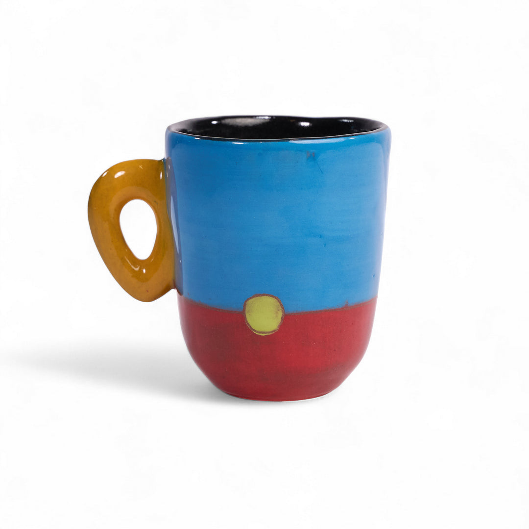 Tasse à café bicolore MARABA en céramique par la céramiste Sud-Africaine Clementina van der Walt pour Done d'Africa x Studio Matongé.
6,5 cm de diamètre et 8 cm de hauteur, parfait pour vos expresso. 
Ici en combinaison Bleu Céruléen & Coquelicot.
Pièces uniques : motif central et couleur de l'anse aléatoires. 