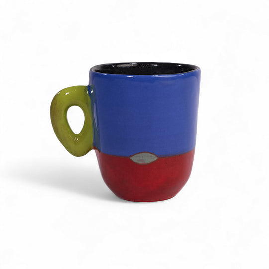 Tasse à café bicolore MARABA en céramique par la céramiste Sud-Africaine Clementina van der Walt pour Done d'Africa x Studio Matongé.
6,5 cm de diamètre et 8 cm de hauteur, parfait pour vos expresso. 
Ici en combinaison Bleu Outremer & Coquelicot.
Pièces uniques : motif central et couleur de l'anse aléatoires. 