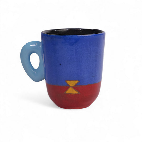 Tasse à café bicolore MARABA en céramique par la céramiste Sud-Africaine Clementina van der Walt pour Done d'Africa x Studio Matongé.
6,5 cm de diamètre et 8 cm de hauteur, parfait pour vos expresso. 
Ici en combinaison Bleu Outremer & Coquelicot.
Pièces uniques : motif central et couleur de l'anse aléatoires. 