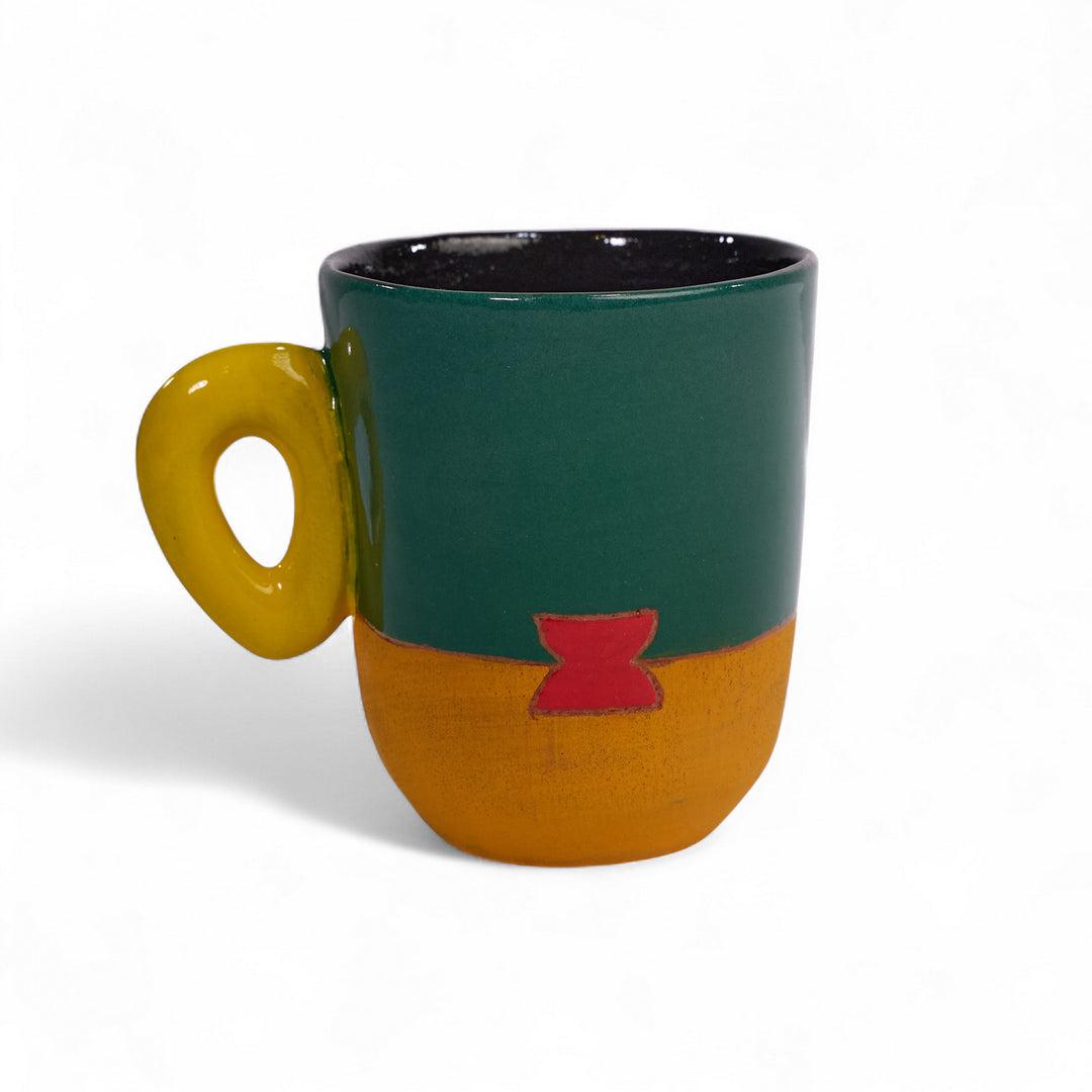 Tasse à café bicolore MARABA en céramique par la céramiste Sud-Africaine Clementina van der Walt pour Done d'Africa x Studio Matongé.
6,5 cm de diamètre et 8 cm de hauteur, parfait pour vos expresso. 
Ici en combinaison Sapin & Abricot.
Pièces uniques : motif central et couleur de l'anse aléatoires. 