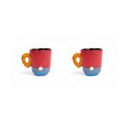 Tasse MARABA en céramique rouge et bleu, anse ocre, pastille blanche peinte à la main, vue de face.