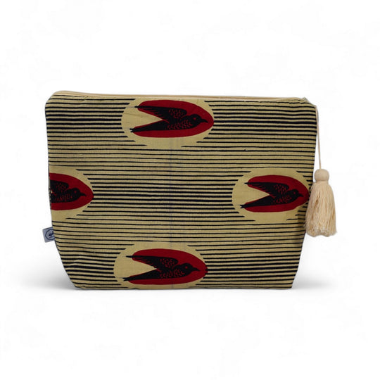 Trousse de toilette MTOTO en wax de coton hirondelle doublé de piqué de coton gaufré nid d'abeille écru, agrémentée d'un joli pompon de coton. Dimensions : 38 x 29 cm