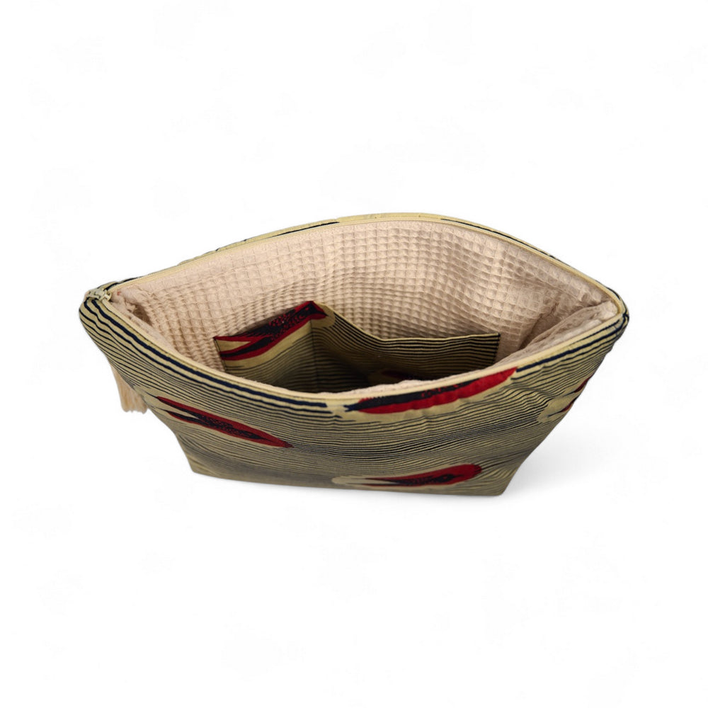 Trousse de toilette MTOTO en wax de coton hirondelle doublé de piqué de coton gaufré nid d'abeille écru, agrémentée d'un joli pompon de coton. Dimensions : 38 x 29 cm