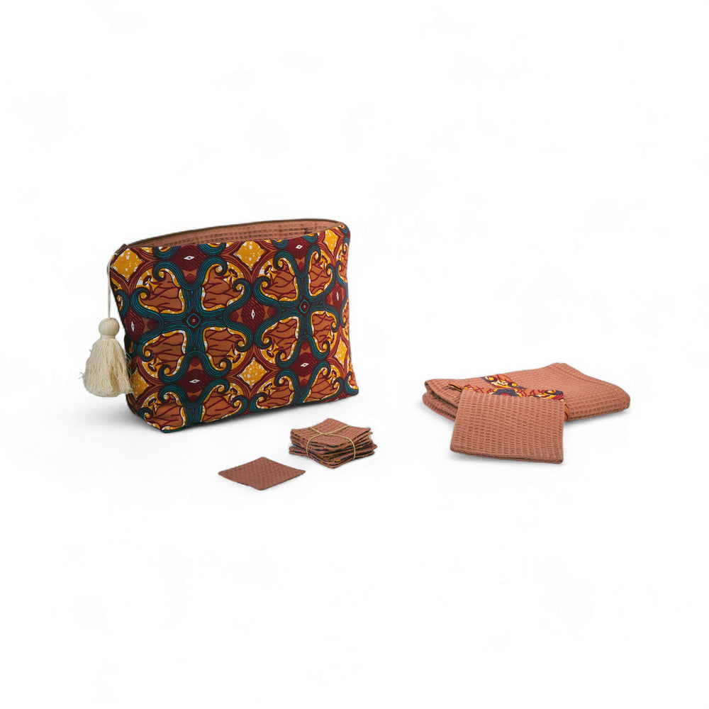 Trousse de toilette, carrés démaquillants, serviette et gant de toilette en wax et coton gaufré Malaïka.  
