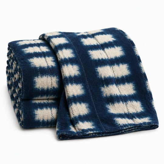 FANA_BAHARI, Plaid en bogolan tie and dye marine et blanc doublé de gaze de coton marine au verso. Bogolan fait main au Mali. Confection artisanale en Belgique. Studio Matongé