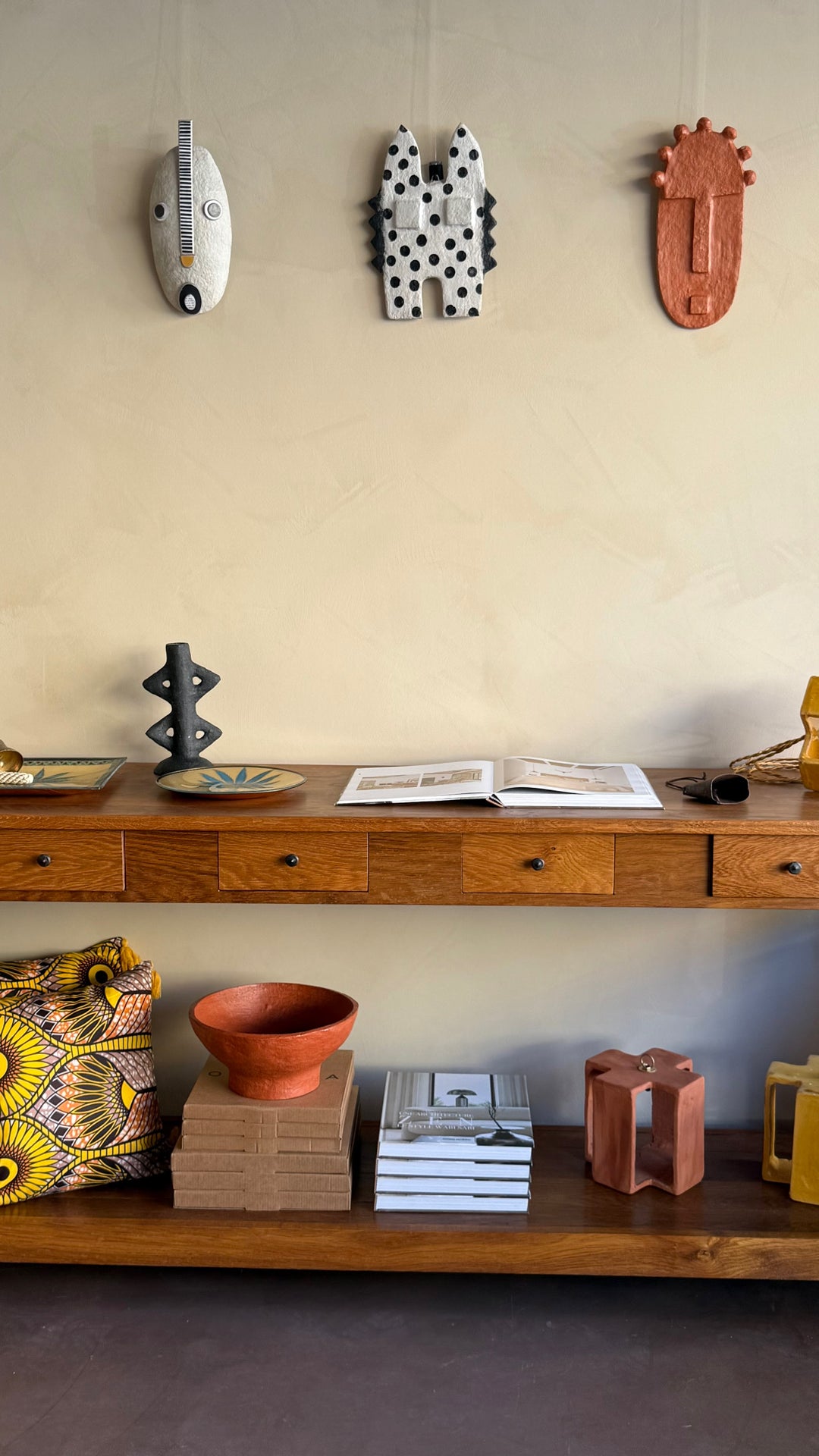 Objets décoratifs Quazi Design en papier recyclé exposés sur un mur et une console en bois