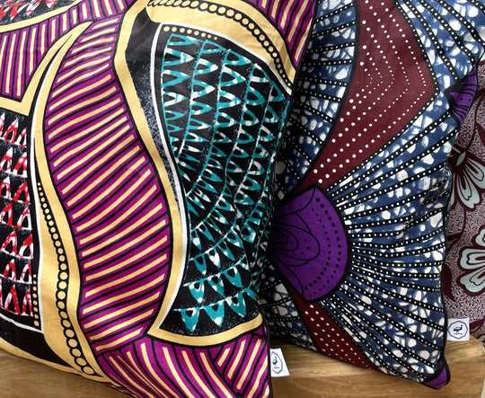 Détail des housses de coussin éthnique OSUN-WIMBI, OSUN-SANAA et DIYA en wax africains multicolores par Studio Matongé