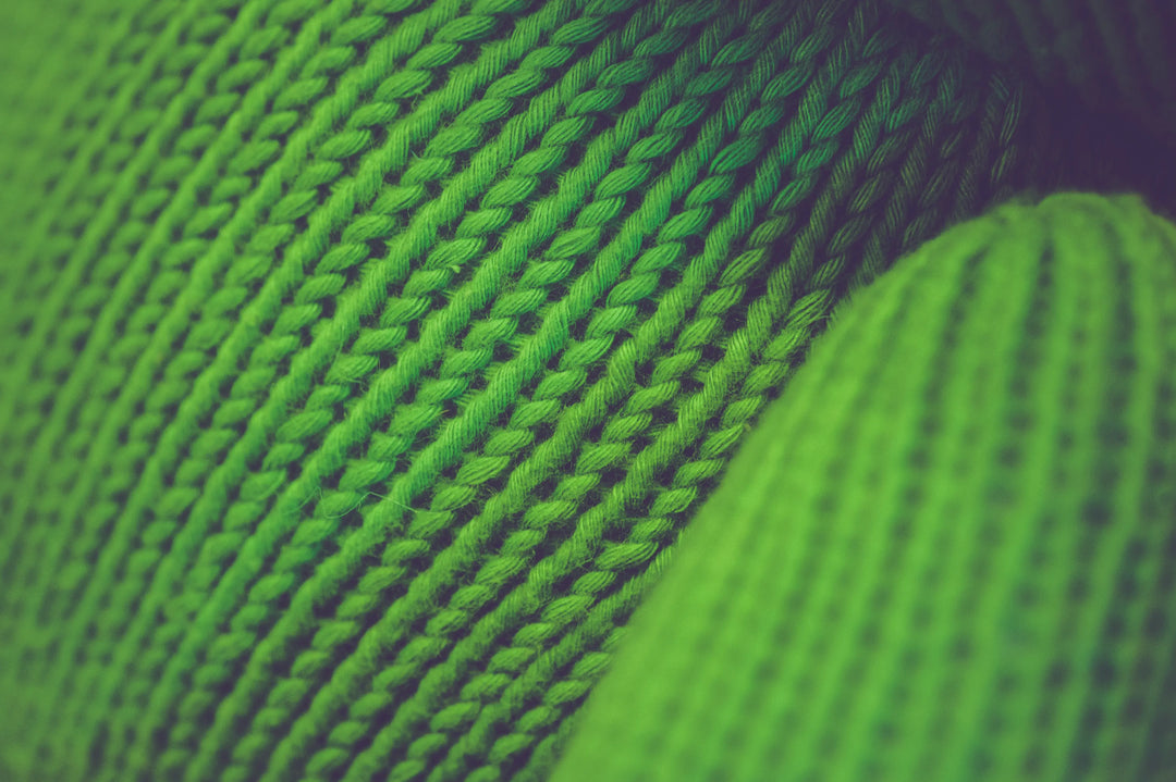 Ours LEON vert prairie, détail du tricot de coton bio certifié GOTS. Notre doudou ours LEON est entièrement tricoté et cousu à la main, par les femmes artisans de la coopérative kenyane Kenana Knitters.
l'ours LEON existe en de nombreuses couleurs. Choisissez la vôtre!#couleur_vert-gazon